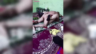شرموطة مصرية بتتناك جماعي في شقة مفروشة