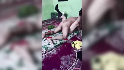 شرموطة مصرية بتتناك جماعي في شقة مفروشة