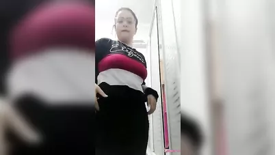 اندر ايدج ميلف نازلة تقفيش في بزازها الكبيرة