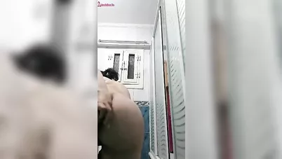 اندر ايدج ميلف نازلة تقفيش في بزازها الكبيرة