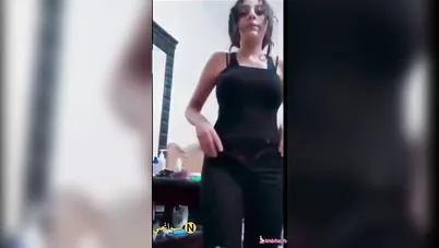 اندر ايدج كتكوتة كيوت بتقلع وتوري بزازها لحبيبها