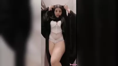 سعودية ممحونة تعرض بزازها وكسها لحبيبها