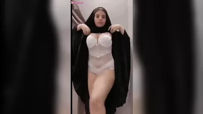 سعودية ممحونة تعرض بزازها وكسها لحبيبها