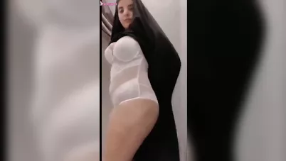 سعودية ممحونة تعرض بزازها وكسها لحبيبها