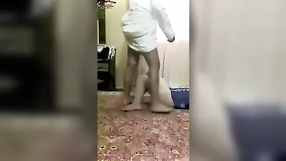 خليجي يخلي الشغالة السعودية تمصله ويفشخها خلفي