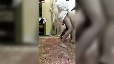 خليجي يخلي الشغالة السعودية تمصله ويفشخها خلفي