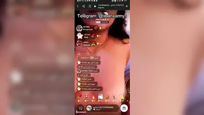 ام شامبو تلعب في كسها وطيزها الكبيرة مع المتابعين