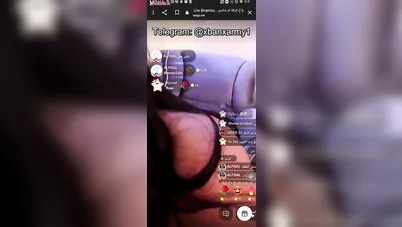 ام شامبو تلعب في كسها وطيزها الكبيرة مع المتابعين
