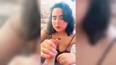 ممحونة سعودية تمص زب صديق زوجها المصري