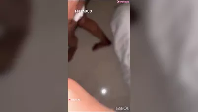 سعودي ديوث زوجته السعودية تتناك قدامه بالمال