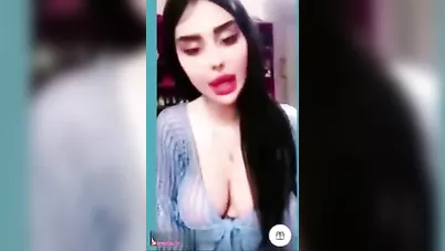 جورجينا درويش تقفش بزازها الكبيرة مع المتابعين