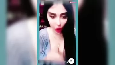 جورجينا درويش تقفش بزازها الكبيرة مع المتابعين