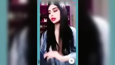 جورجينا درويش تقفش بزازها الكبيرة مع المتابعين