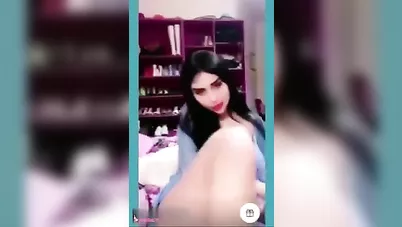 جورجينا درويش تقفش بزازها الكبيرة مع المتابعين