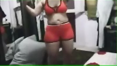 شرموطة مصرية بتمص لعشيقها وترقصله ويفشخها نيك