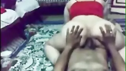 شرموطة مصرية بتمص لعشيقها وترقصله ويفشخها نيك