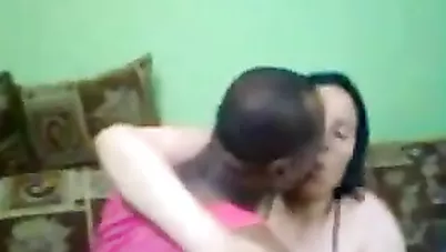 فلاحة مصرية بتخون جوزها مع صاحبه السوداني - سكس قديم