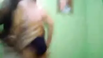 فلاحة مصرية بتخون جوزها مع صاحبه السوداني - سكس قديم