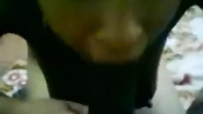 فلاحة مصرية بتخون جوزها مع صاحبه السوداني - سكس قديم