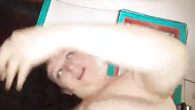 سكس خيانه لشرموطة مصرية بتمص زب عشيقها وتركبه