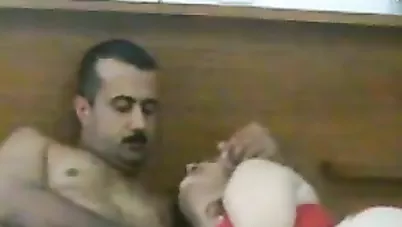 مصري واخد عشيقته في شقة مفروشة ومقطع بزازها مص