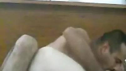 مصري واخد عشيقته في شقة مفروشة ومقطع بزازها مص