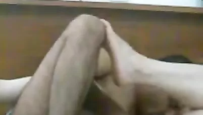 مصري واخد عشيقته في شقة مفروشة ومقطع بزازها مص