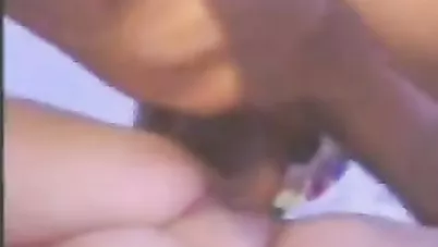 مصري واخد حبيبته البيت ومقطع كسها نيك على سريره