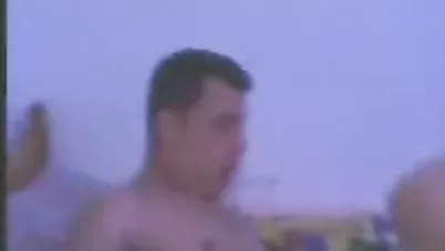 مصري واخد حبيبته البيت ومقطع كسها نيك على سريره