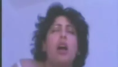 مصري واخد حبيبته البيت ومقطع كسها نيك على سريره