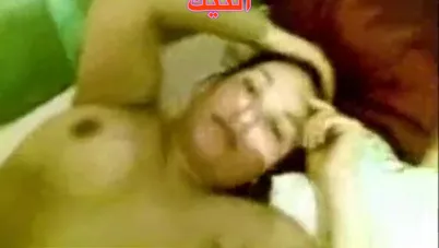 مصري واخد حماته الشرموطة الشقة وفاشها نيك