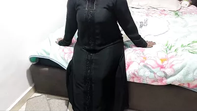 ديوث مصري بيجيب صاحبه ينيك مراته على سريره