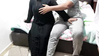 ديوث مصري بيجيب صاحبه ينيك مراته على سريره