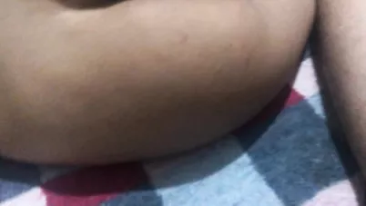 مصرية واخده ابن اخوها وتدلكله زبه وتضم بزازها الكبيرة عليه