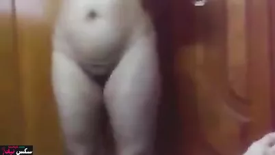 فيلم سكس حقيقي قديم لشرموطة عشيقها بيصورها وهي بتتناك