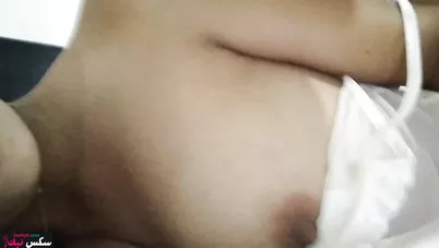 شرموطة بتصور بزازها وكسها وهي بتتناك من صاحب جوزها