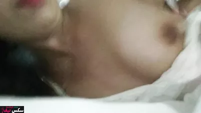 شرموطة بتصور بزازها وكسها وهي بتتناك من صاحب جوزها