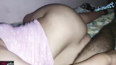 مصري نايم جمب اخته ومخليها تدلكله زبه ويقفش في طيزها