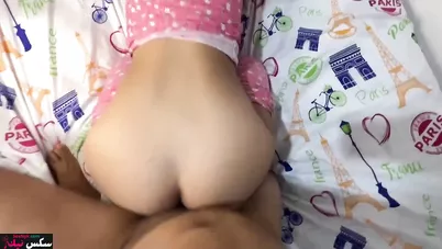 مصري زانق اخته على السرير وهاري كسها وطيزها الكبيرة نيك