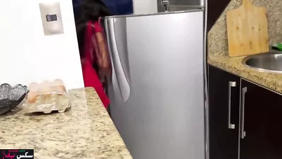 مصري زانق جارته الشرموطة في المطبخ وفاشخها نيك خلفي