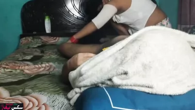 فلاحة مصرية بتتناك من جارها وتركب زبه على سرير جوزها