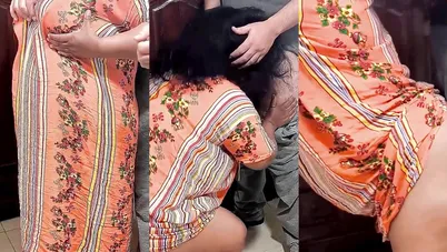 شرموطة مصرية بتتناك من جارها ورا باب الشقة