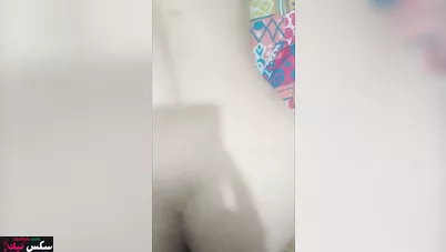 مزة مصرية كسها هايج بتتناك على السرير من ابن عمها
