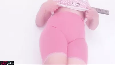 هايجه طيزها كبيرة بتصور نودز وهي بتلعب في كسها