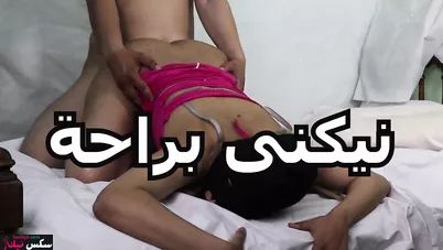 شرموطة مصرية بترفع طيزها لعنتيل مصري ويفشخها نيك خلفي