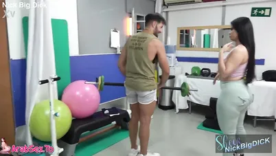 مربربة طيزها كبيرة تتناك في صالة التمرين