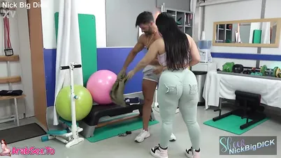 مربربة طيزها كبيرة تتناك في صالة التمرين