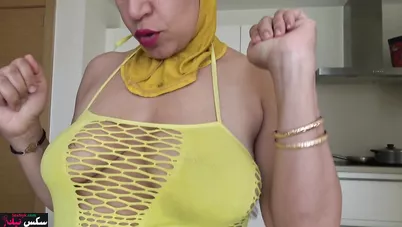 نودز مصرية فاجرة بتطلع بزازها وتنزل فيهم تقفيش لحبيبها