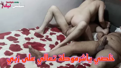 ديوث مصري بياخد صاحبو يشاركو قي نيك مراتو على السرير