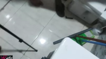 ديوث مصري مراته بتتناك قدامه من زبون بالأجرة